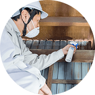清掃と安全性が高い薬剤で消毒する作業員